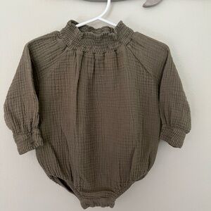 The simple Folk muslin romper size 3-6 months.